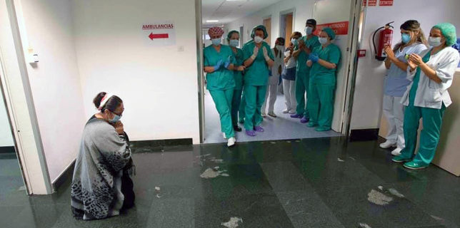 Premio de Fotografía: La madre del joven rumano, arrodillada frente al equipo de médicos