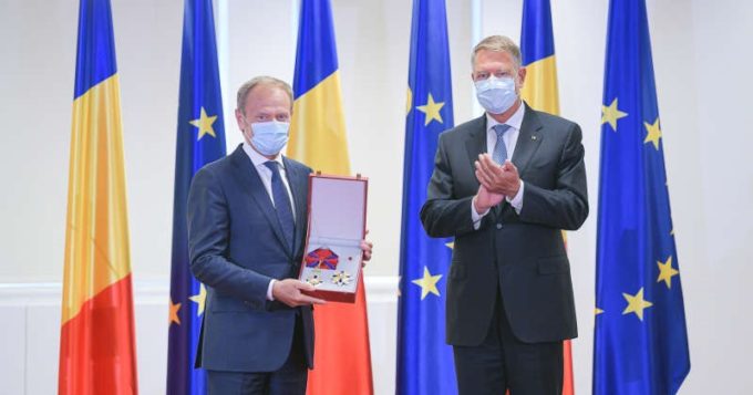 Preşedintele Iohannis l-a decorat pe Donald Tusk: Este una dintre cele mai euro-entuziaste personalităţi europene