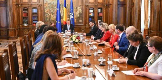 Preşedintele Iohannis s-a întâlnit cu un grup de români care ocupă funcţii publice în ţările de reşedinţă