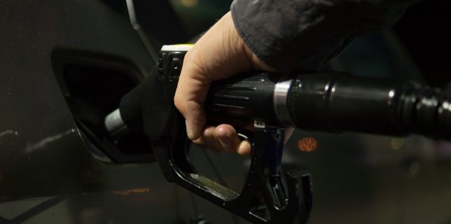 Preţul benzinei în România a scăzut sub media europeană; la motorină rămâne cu 2 mai mare