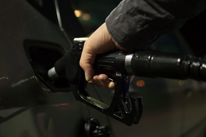 Preţul carburanţilor în România, fără taxe, continuă să fie mai mare decât media europeană