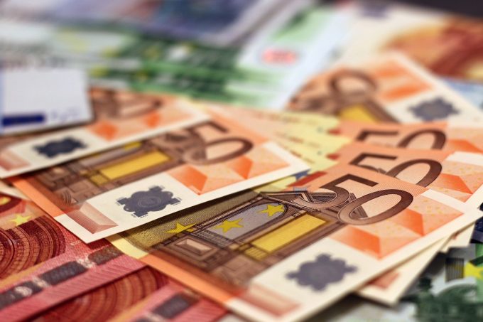 Proiect Lege – Românii din străinătate, obligaţi să justifice sume trimise în ţară de peste 2.000 euro