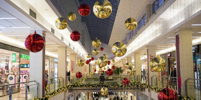 Raport – 42 dintre români cheltuie mai mult decât ar trebui în perioada Crăciunului