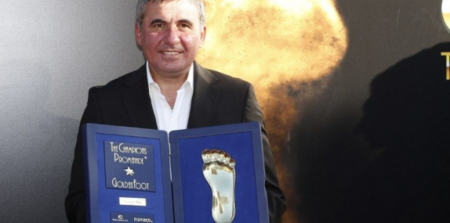 Regele-fotbalului-românesc-Gheorghe-Hagi-premiat-cu-trofeul-Golden-Foot-1