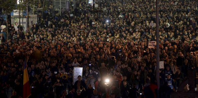 România-Mii-de-persoane-la-protestele-pentru-reforma-clasei-politice-(Euronews)