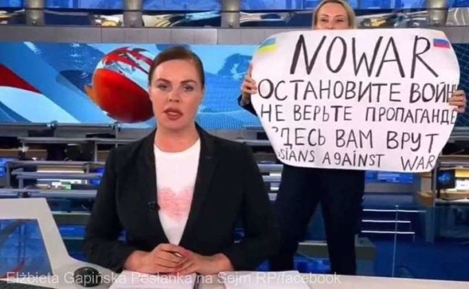 Rusia: O manifestantă împotriva războiului din Ucraina întrerupe jurnalul televiziunii Pervîi Kanal