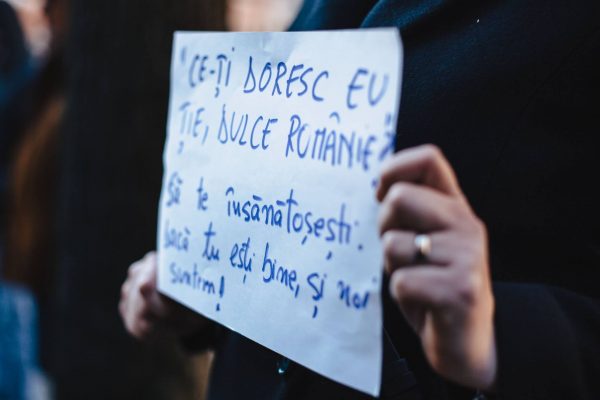 Sibiu – Poezia ”Ce-ţi doresc eu ţie, dulce Românie”, rescrisă la protestul din faţa sediului PSD