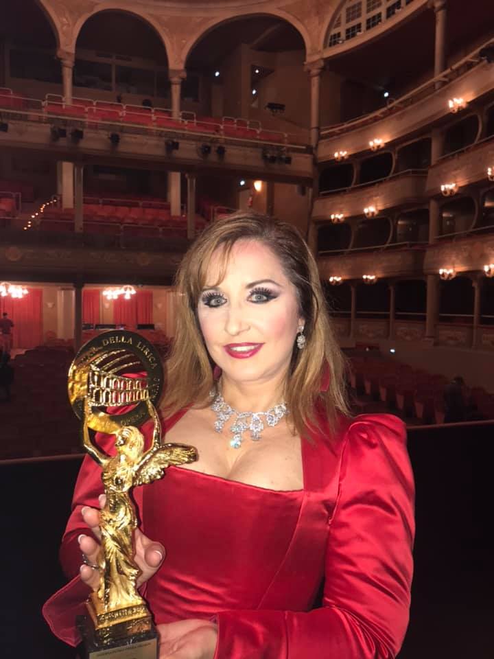 Soprana Elena Moşuc a câştigat mai multe concursuri internaţionale, devenind cea mai valoroasă soprană a lumii 1