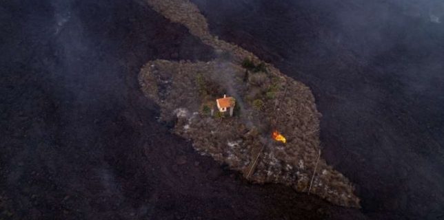 Spania: O casă, ''cruţată'' în mod miraculos de lava devastatoare a vulcanului de pe insula La Palma