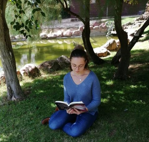 Spania Roxana Iris Pop o tânără româncă pasionată de scris și care și-a lansat prima carte la doar 15 ani-2