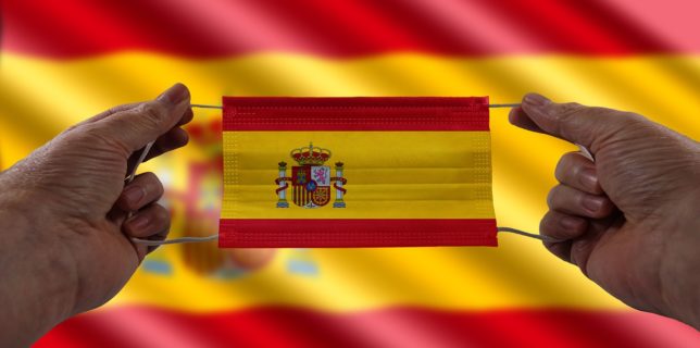 Spania ridică obligativitatea purtării măştii în interior începând de miercuri