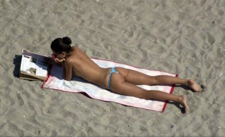 Spania, în fruntea țărilor unde femeile practică în mod frecvent ‘topless-ul’ și nudismul