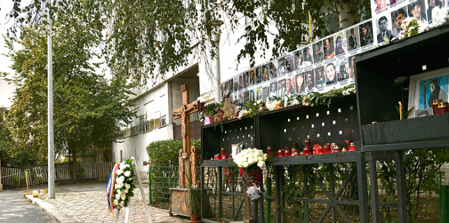 Sute de oameni au aprins lumânări şi au adus flori în memoria victimelor de la Colectiv