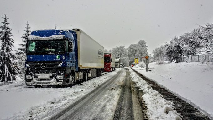 UNTRR – Rovinieta s-ar putea scumpi cu 200% pentru autovehiculele de marfă cu masa între 3,5 şi 12 tone