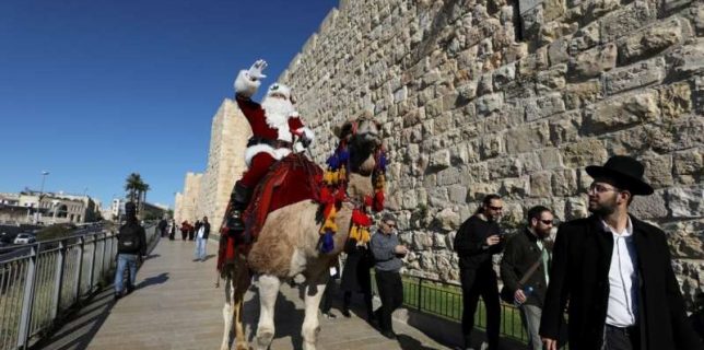 Un Moş Crăciun pe o cămilă a împărţit brazi de Crăciun locuitorilor din Ierusalim