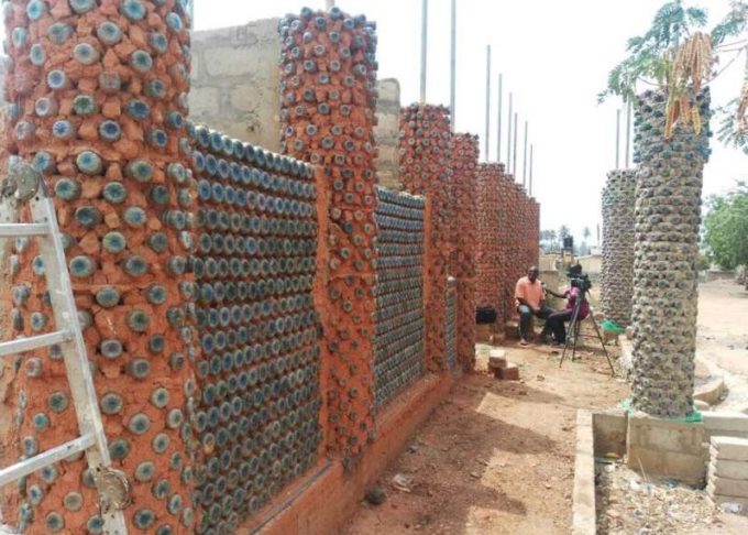 Un arhitect african a construit o bibliotecă publică din 45.000 de sticle de plastic reciclate