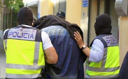 Un fost combatant al Statului Islamic, arestat în timp ce voia să cumpere arme în Spania