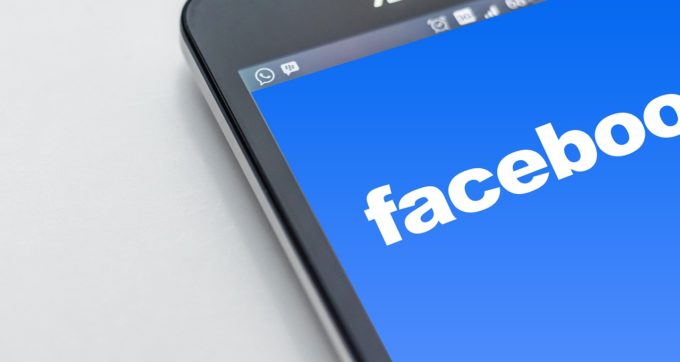 Un peruan îi cere despăgubiri de 300.000 de dolari lui Zuckerberg pentru suspendarea contului său de Facebook