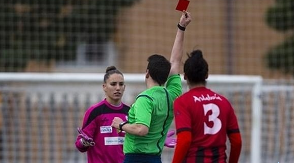 Una-jugadora-del-Sporting-Huelva-denuncia-la-salida-de-tono-de-un-árbitro-durante-un-partido