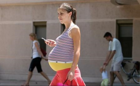 Utilizarea telefoanelor mobile de către femeile gravide nu ar crește riscul de tulburări de neurodezvoltare la copii