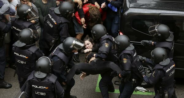 VIDEO Referendum în Catalonia – Peste 460 de răniți în confruntările cu poliția spaniolă anunță primarul Barcelonei