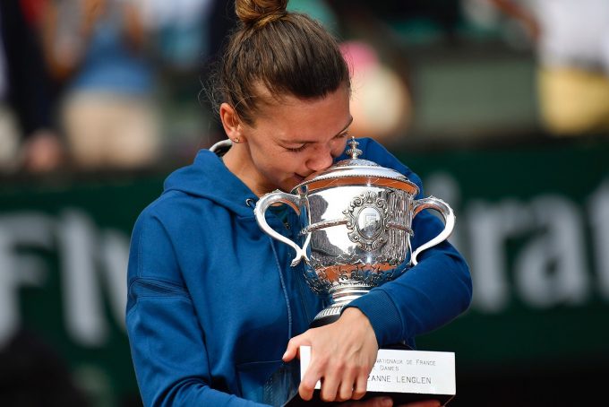 VIDEO Simona Halep şi-a prezentat trofeul Roland Garros pe Arena Naţională în faţa a 20.000 de bucureşteni