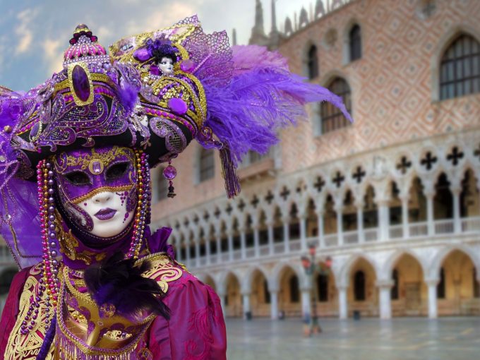 Veneţia celebrează carnavalul cu costume de epocă, măşti şi o paradă de gondole